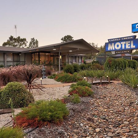 Castle Creek Motor Inn Юроа Екстериор снимка