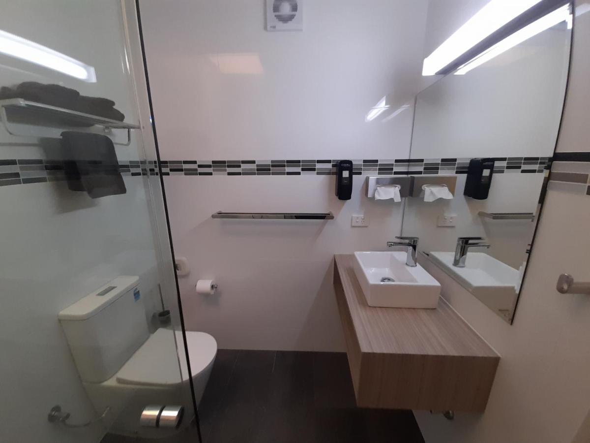 Castle Creek Motor Inn Юроа Екстериор снимка