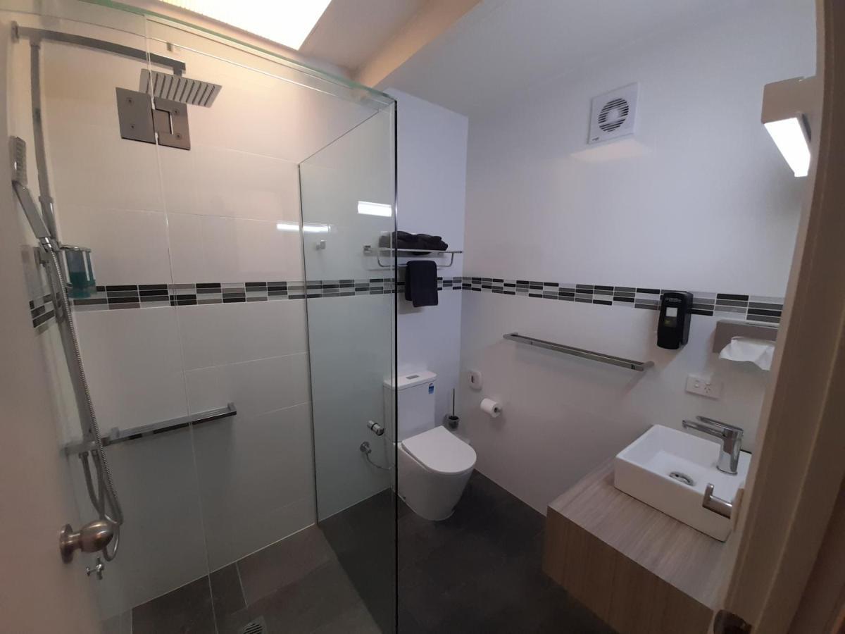 Castle Creek Motor Inn Юроа Екстериор снимка