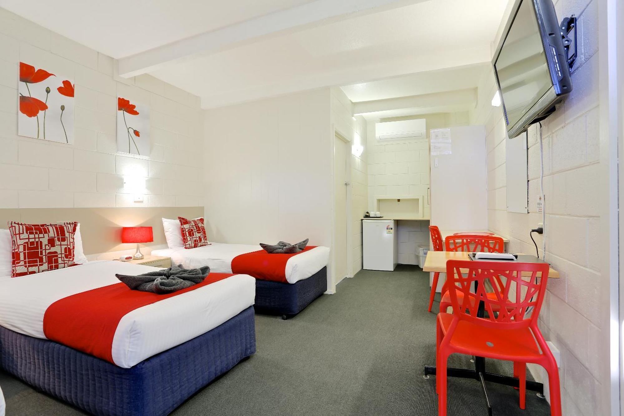 Castle Creek Motor Inn Юроа Екстериор снимка