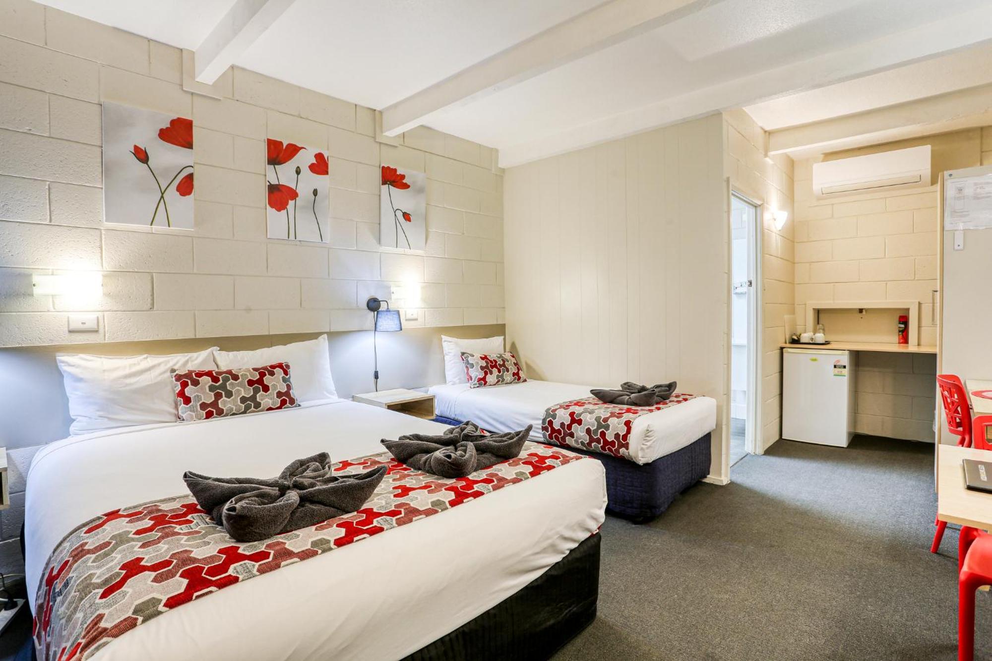 Castle Creek Motor Inn Юроа Екстериор снимка