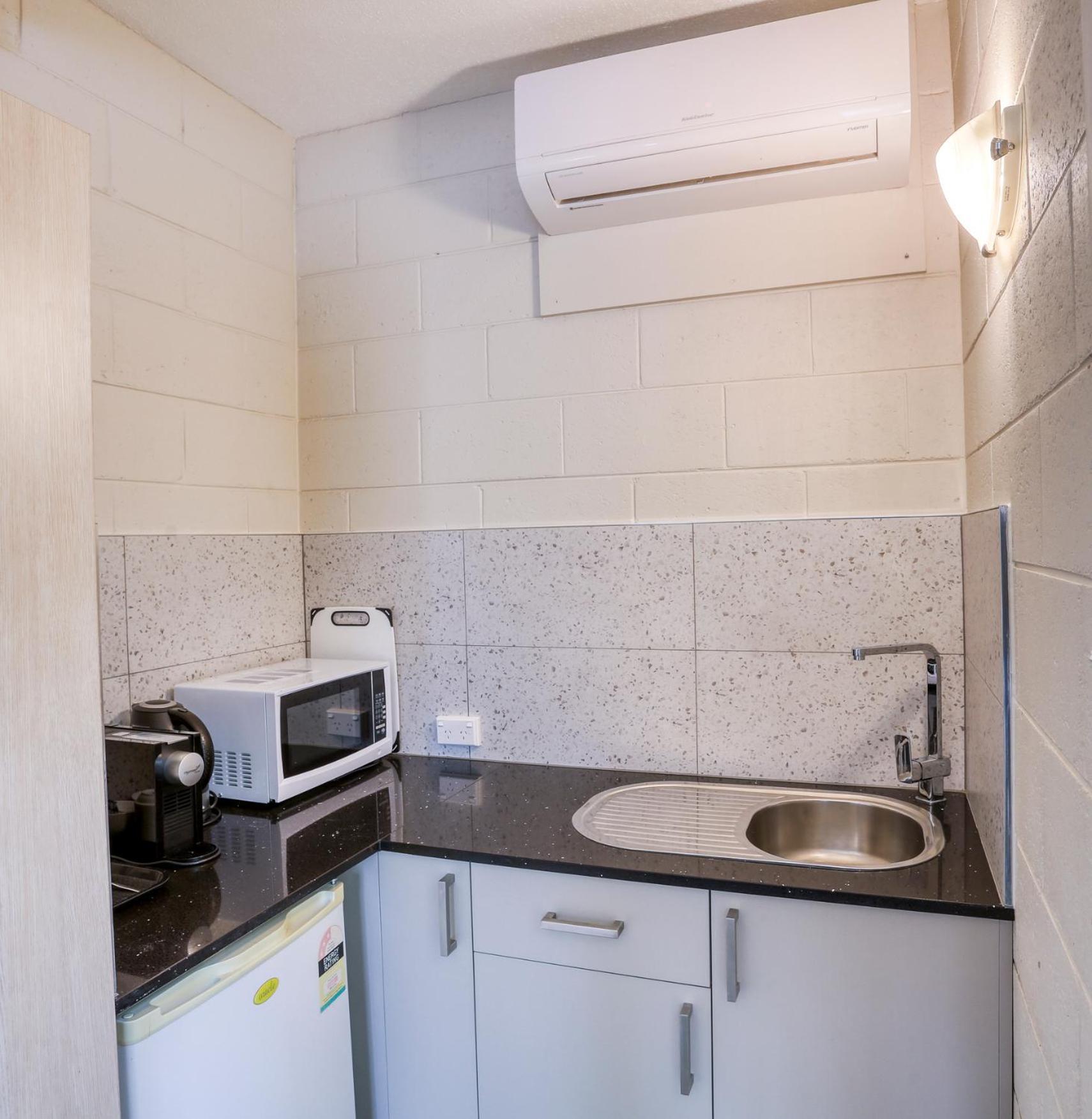 Castle Creek Motor Inn Юроа Екстериор снимка