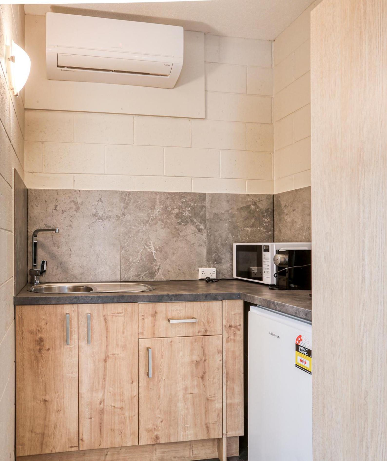 Castle Creek Motor Inn Юроа Екстериор снимка