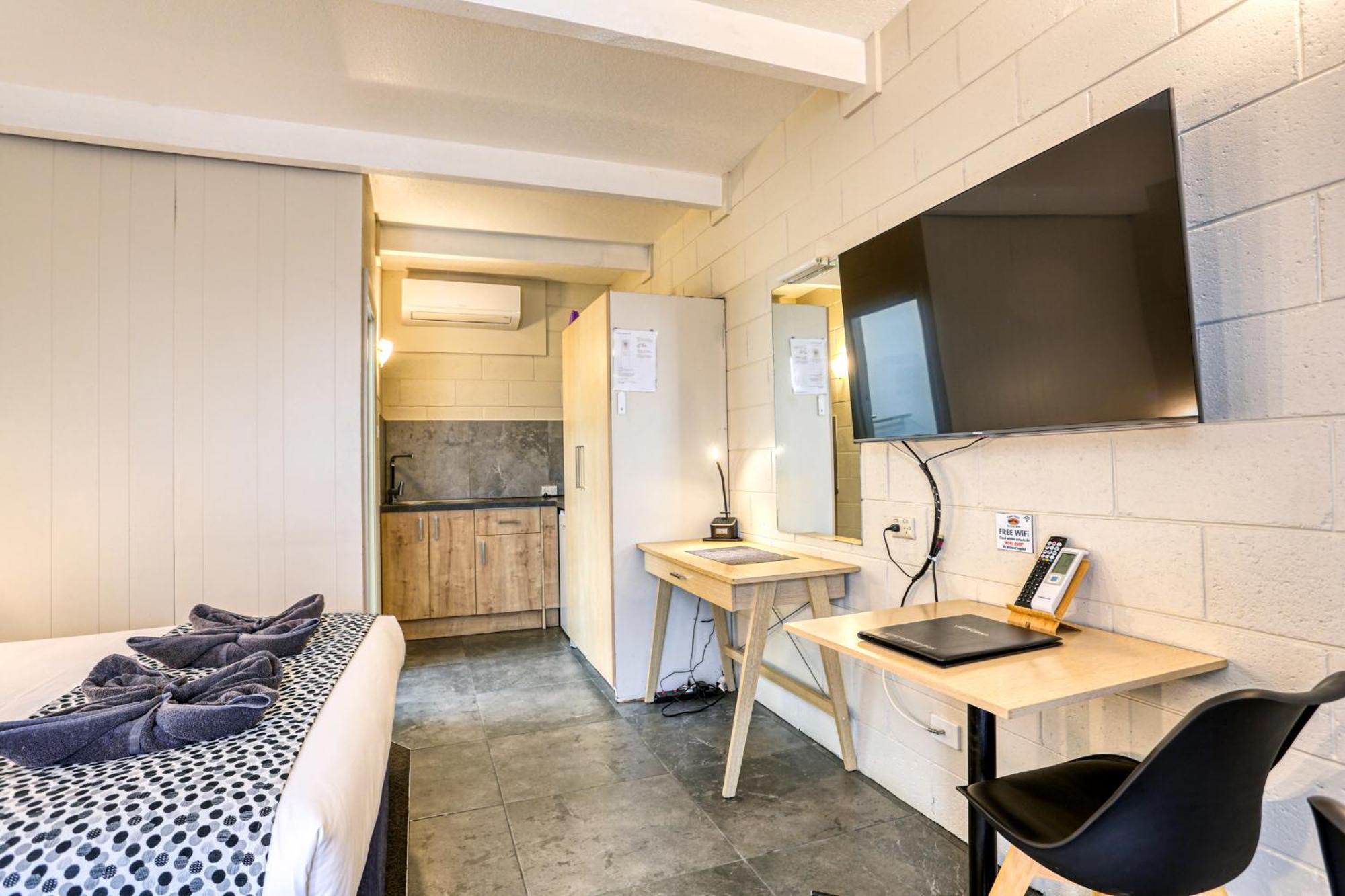 Castle Creek Motor Inn Юроа Екстериор снимка