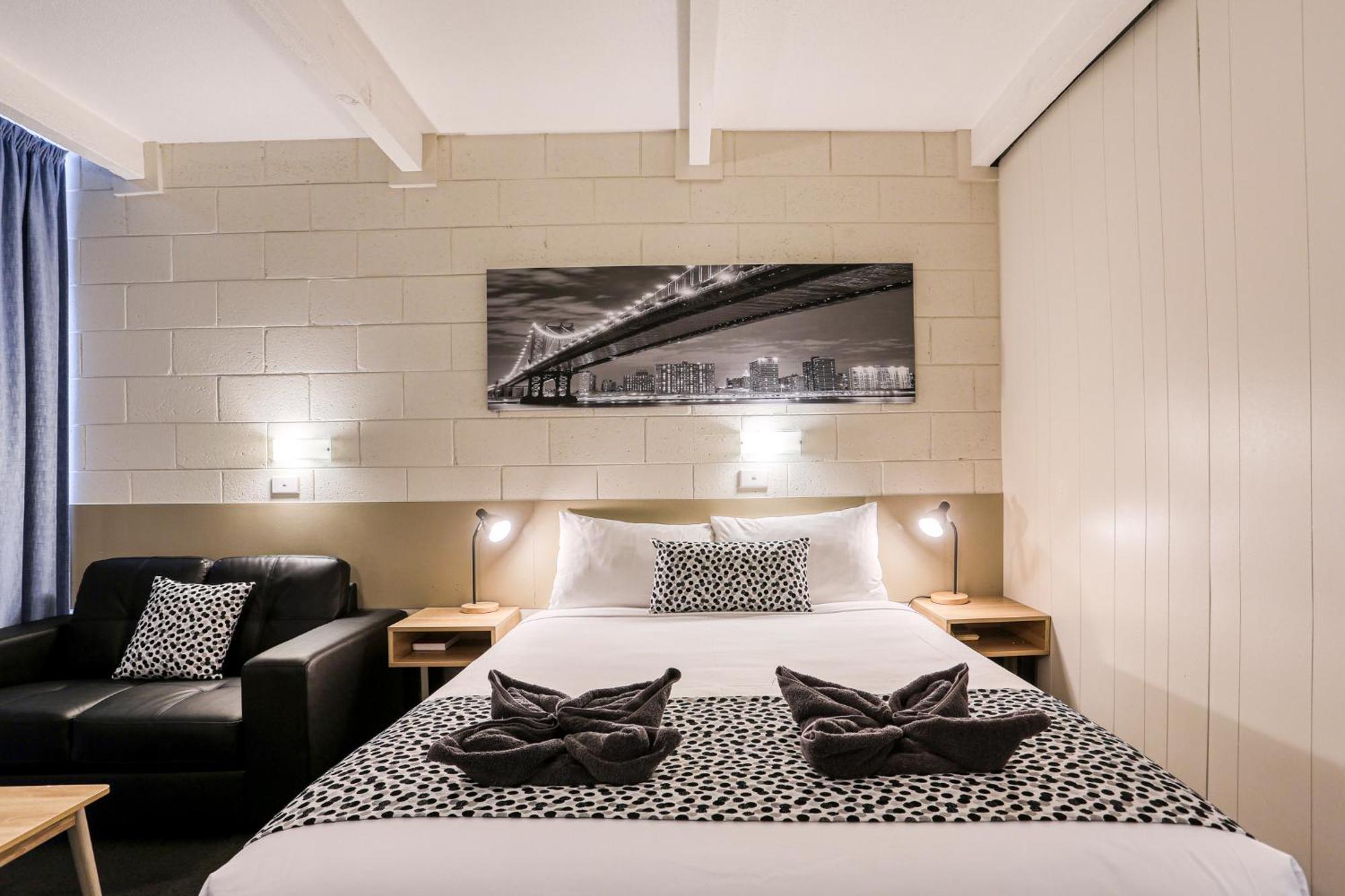 Castle Creek Motor Inn Юроа Екстериор снимка