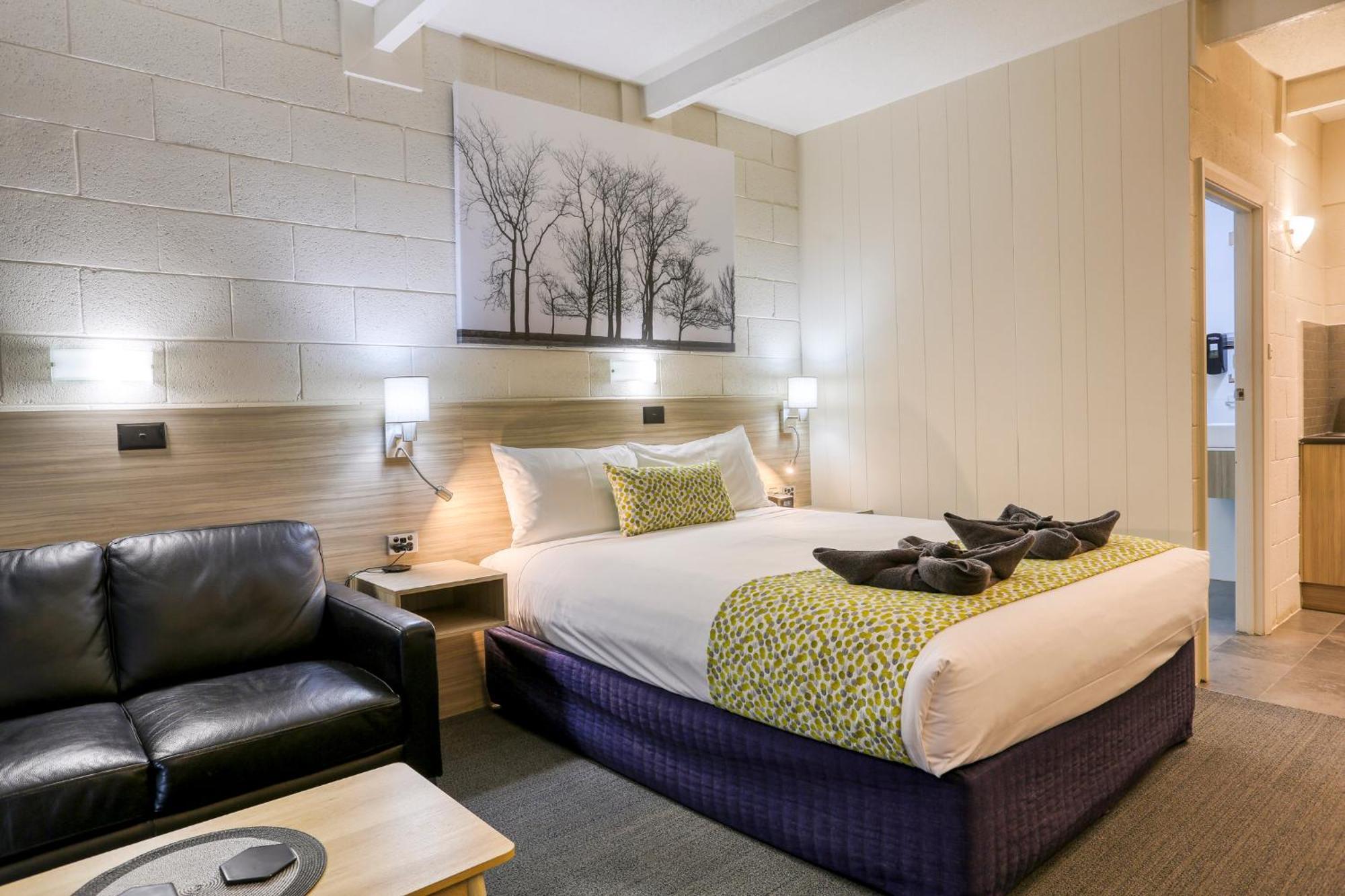 Castle Creek Motor Inn Юроа Екстериор снимка