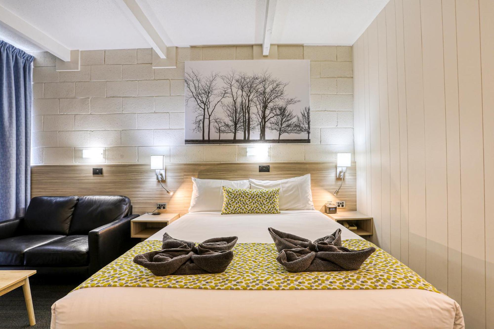 Castle Creek Motor Inn Юроа Екстериор снимка