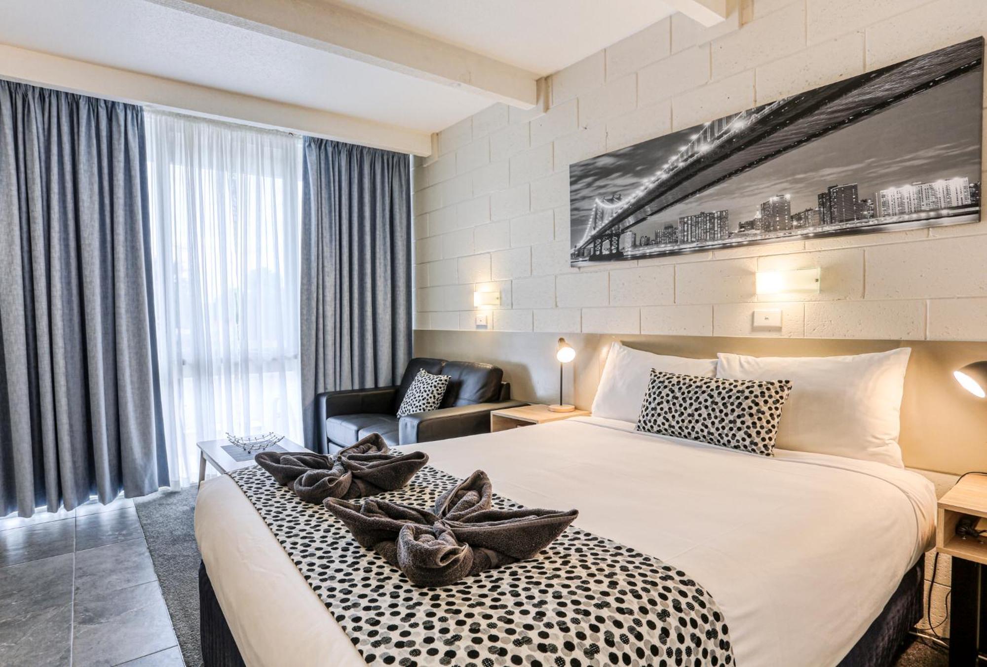 Castle Creek Motor Inn Юроа Екстериор снимка