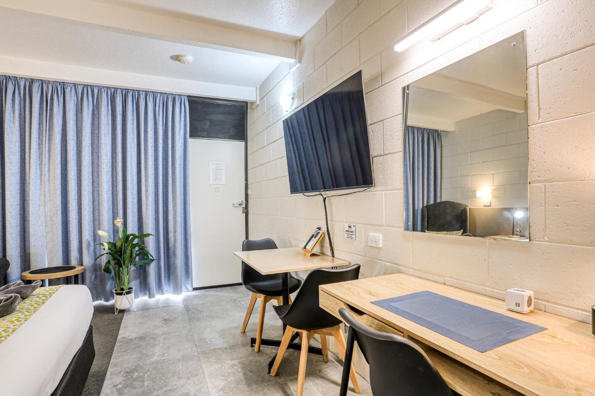 Castle Creek Motor Inn Юроа Екстериор снимка