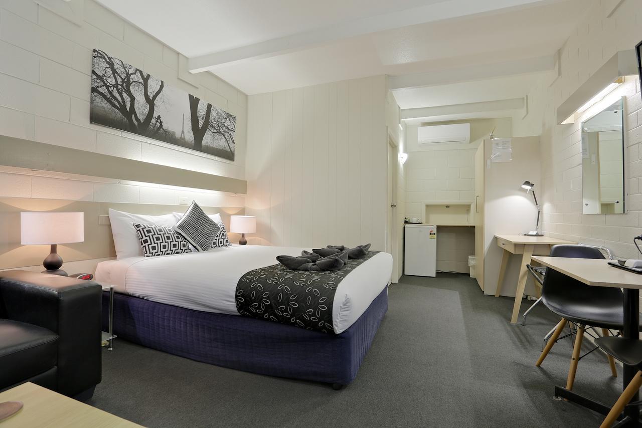 Castle Creek Motor Inn Юроа Екстериор снимка