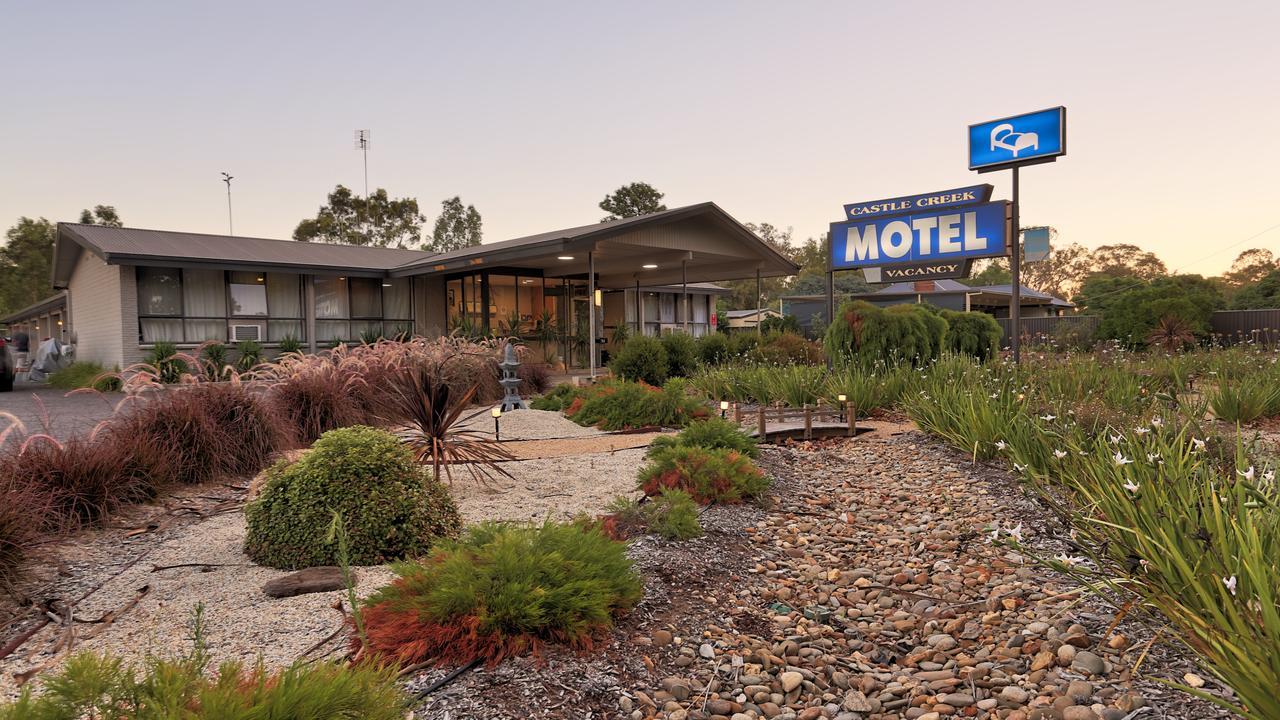 Castle Creek Motor Inn Юроа Екстериор снимка