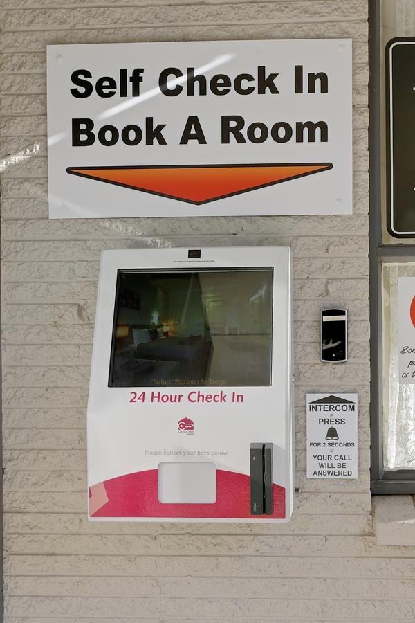 Castle Creek Motor Inn Юроа Екстериор снимка