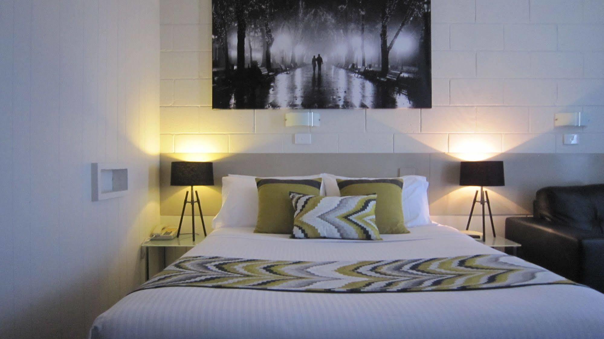 Castle Creek Motor Inn Юроа Екстериор снимка