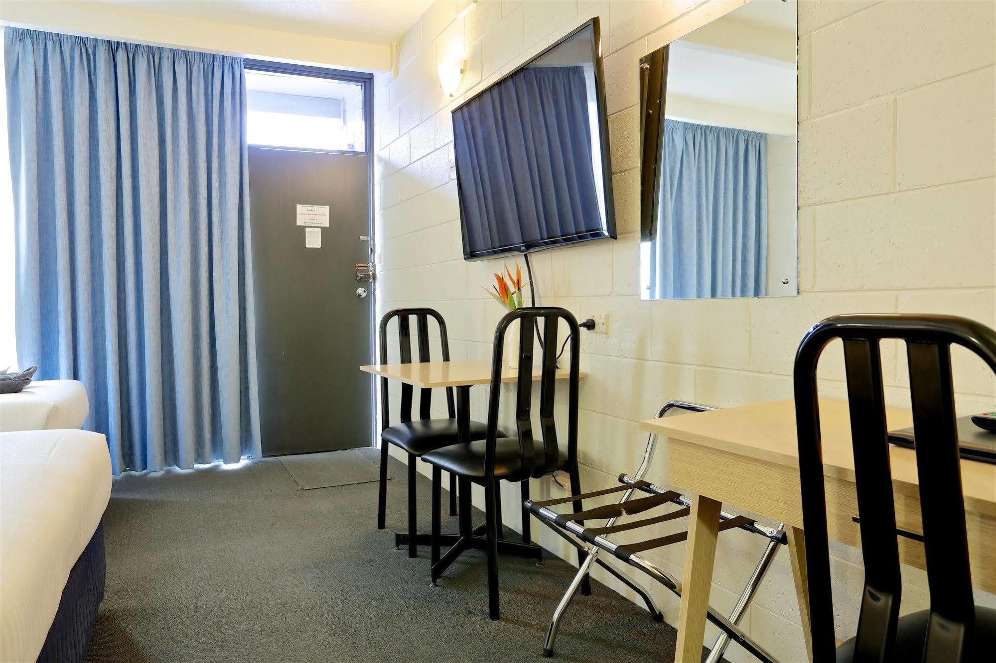 Castle Creek Motor Inn Юроа Екстериор снимка