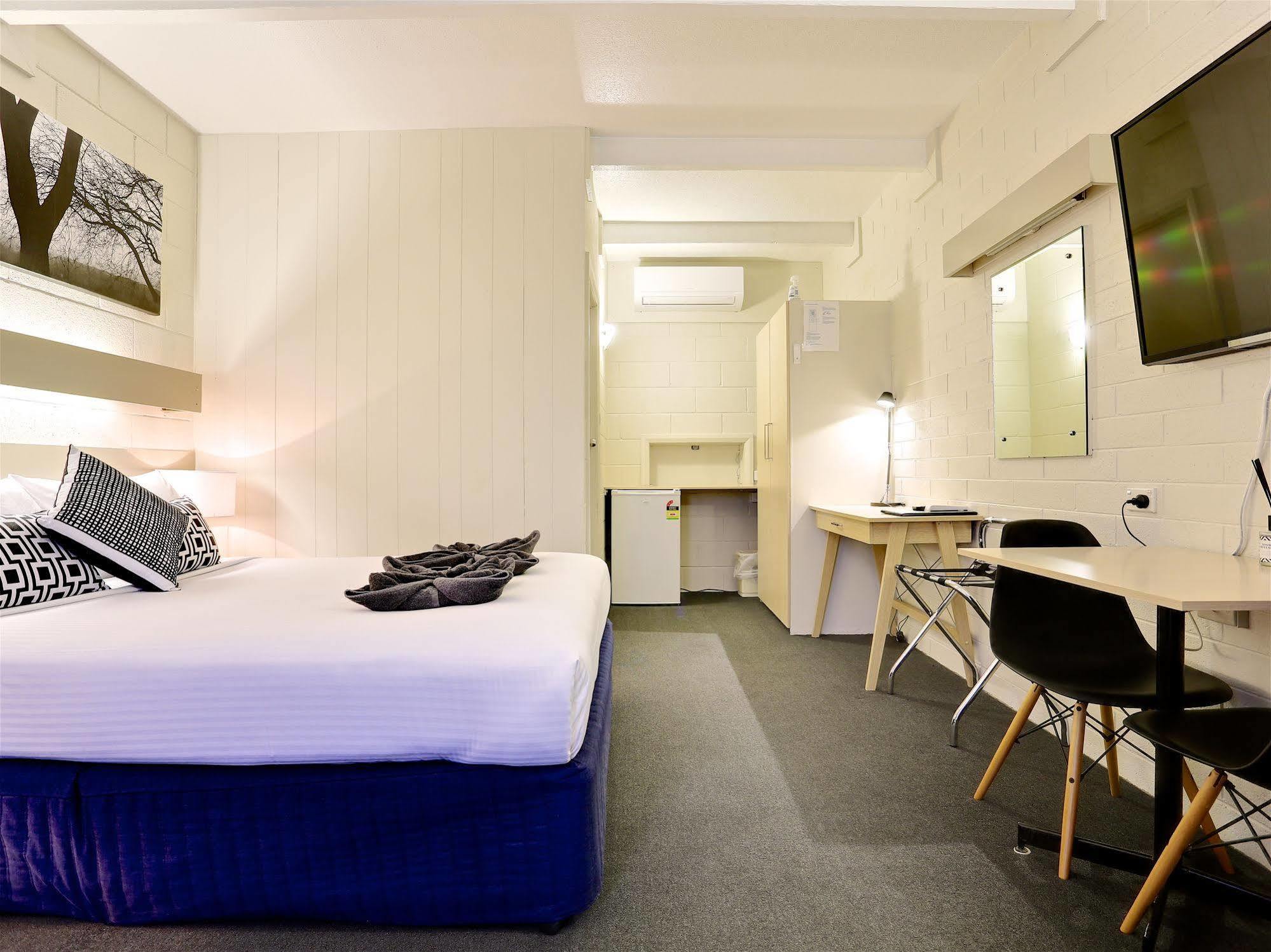 Castle Creek Motor Inn Юроа Екстериор снимка