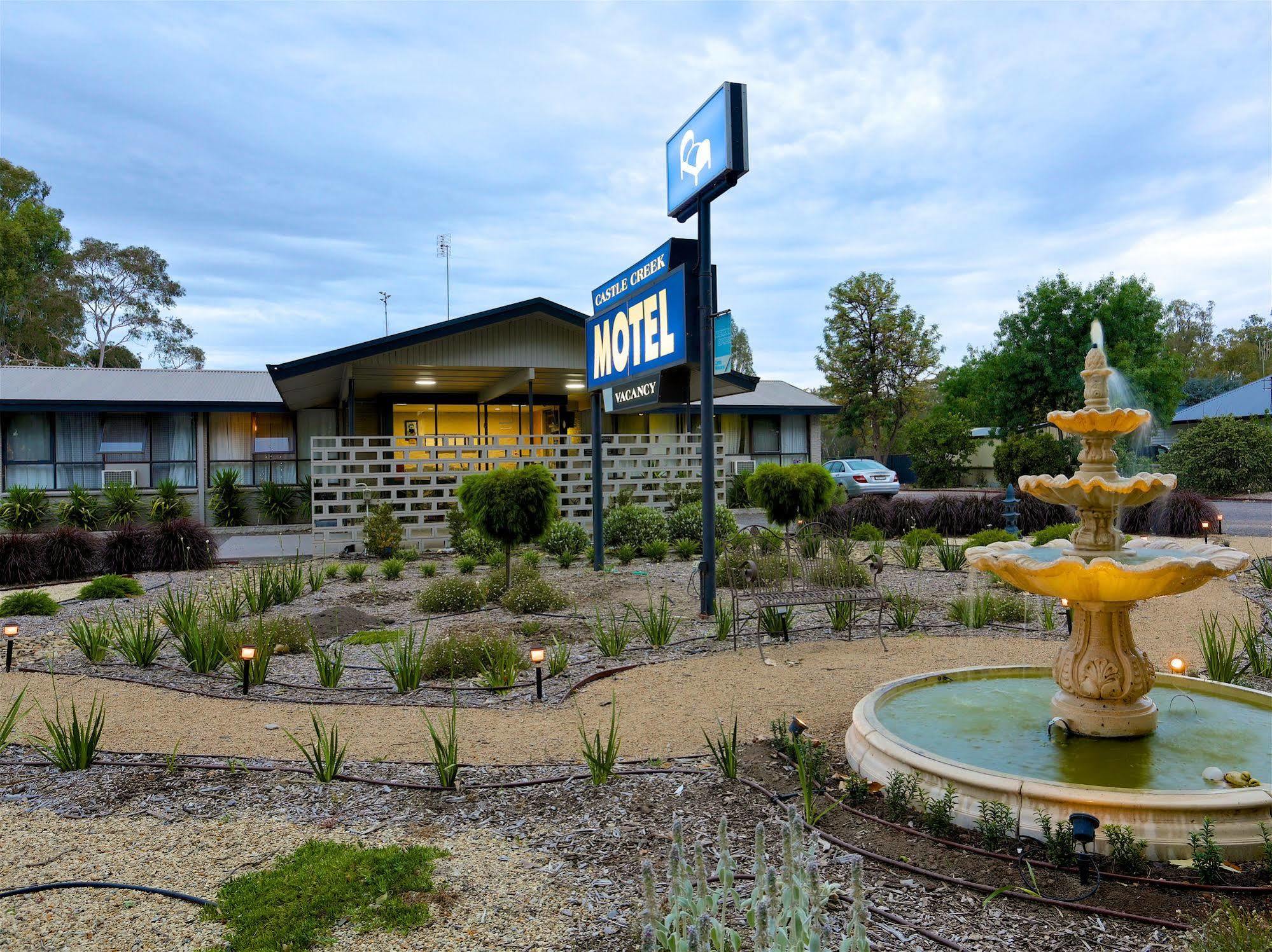 Castle Creek Motor Inn Юроа Екстериор снимка