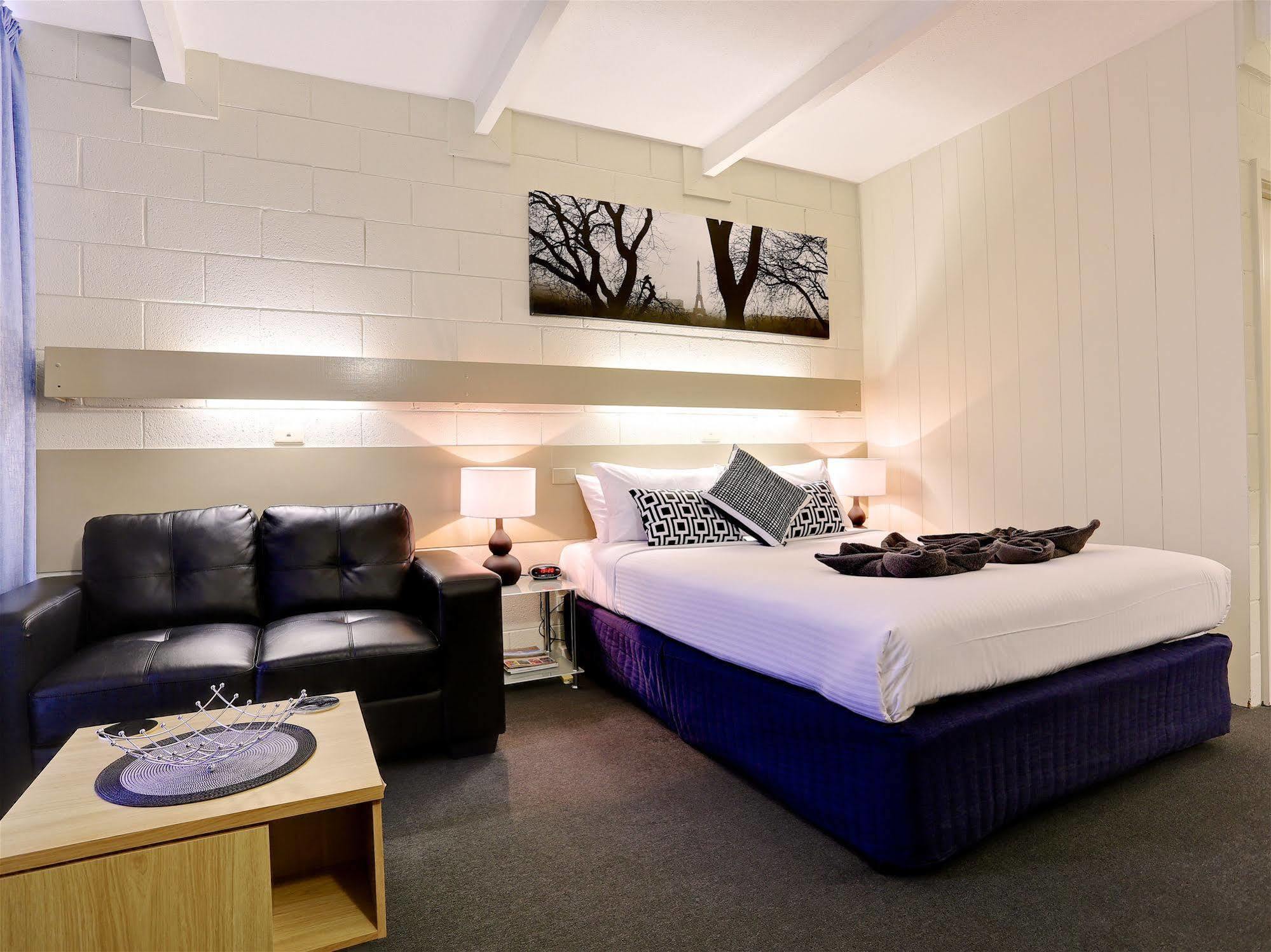 Castle Creek Motor Inn Юроа Екстериор снимка