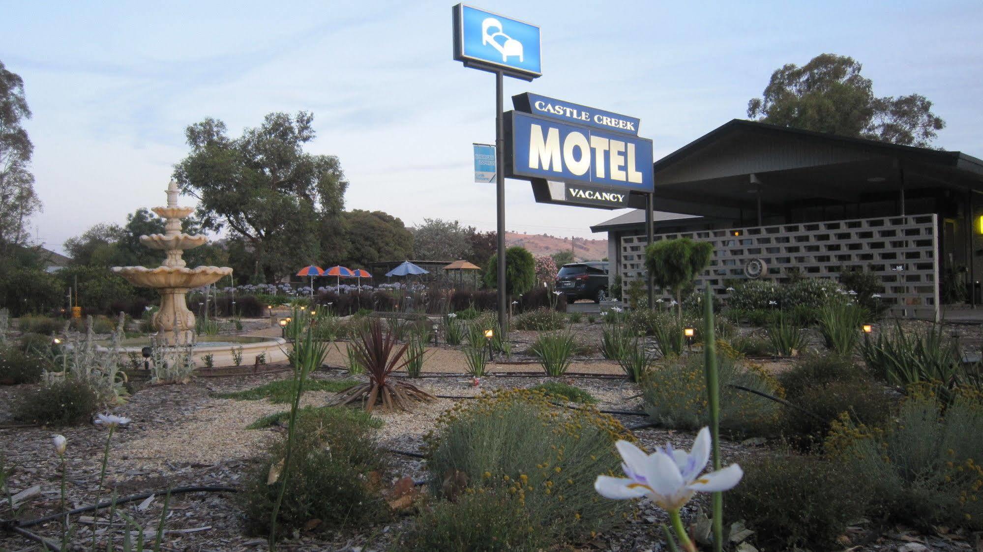 Castle Creek Motor Inn Юроа Екстериор снимка