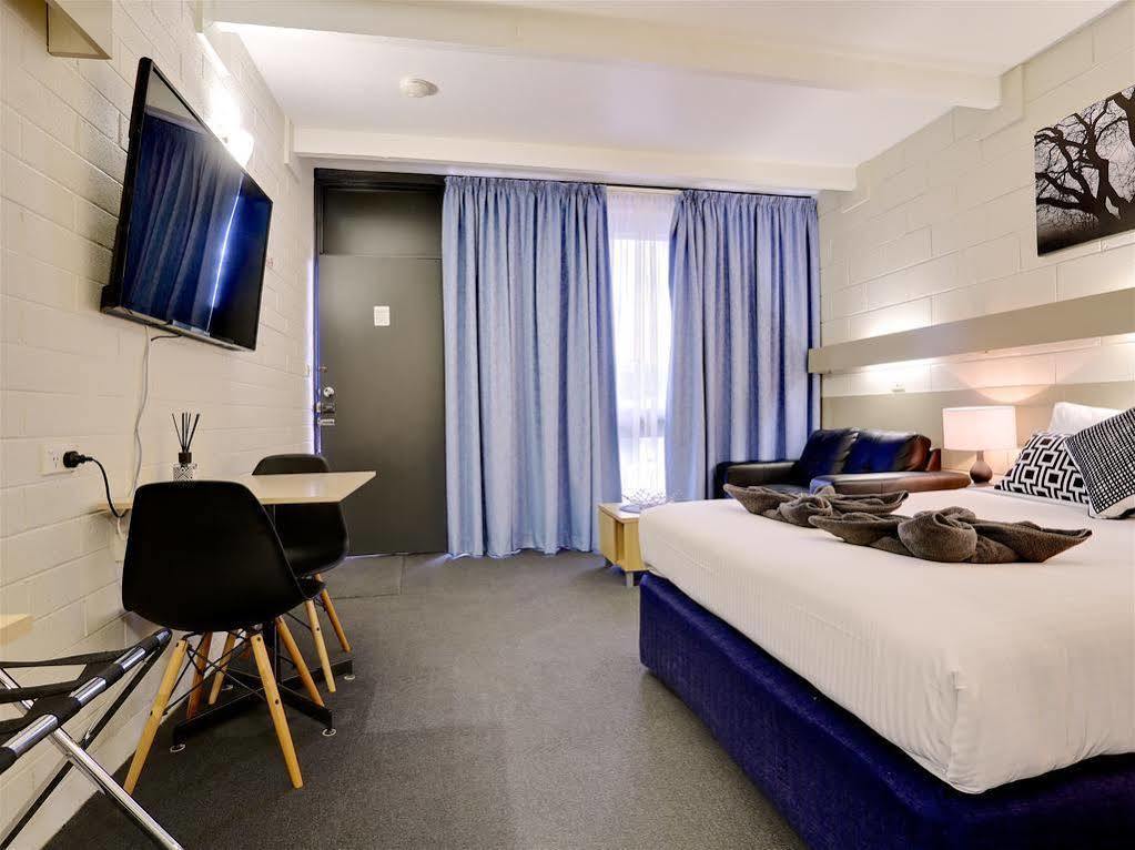 Castle Creek Motor Inn Юроа Екстериор снимка