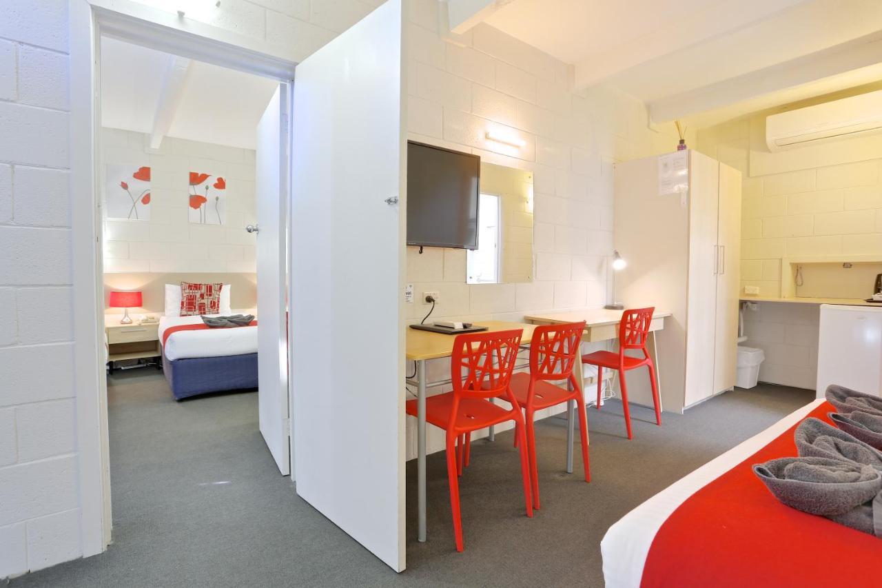 Castle Creek Motor Inn Юроа Екстериор снимка